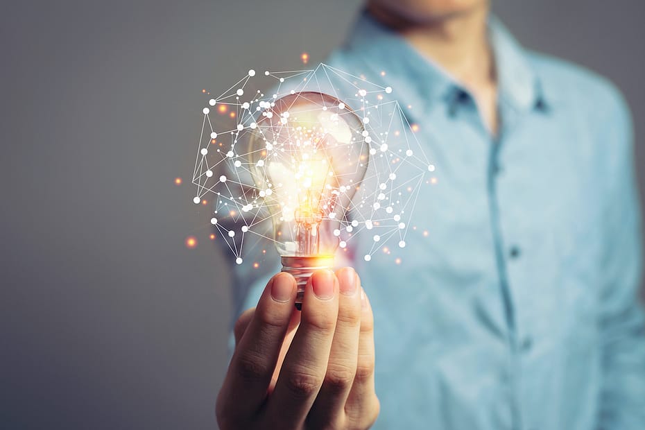 open innovation: innovazione aperta per generare idee: uomo con una lampadina in mano