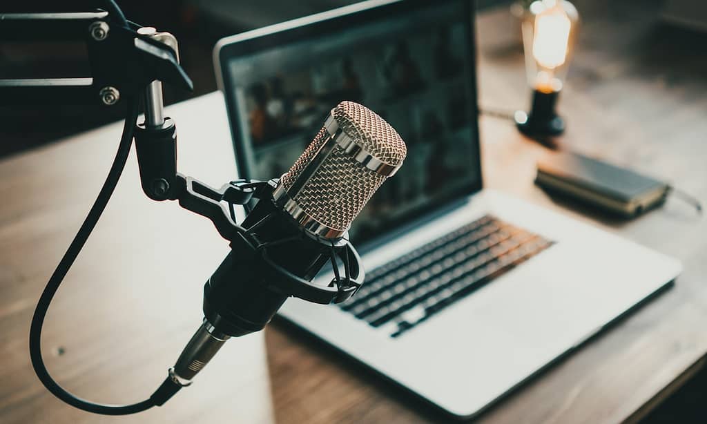 podcast in co-branding: microfono e pc pre registrazione nuovo episodio